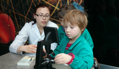За столами выступают модераторы - ученые и студенты варшавских университетов, которые объясняют важность экспериментов для детей