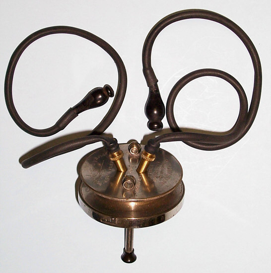Samtidigt är för närvarande den mest populära bland medicinska arbetstagare den kombinerade versionen (två i en) av stetoskopet och phonendoskopet - stetofonendoskopet