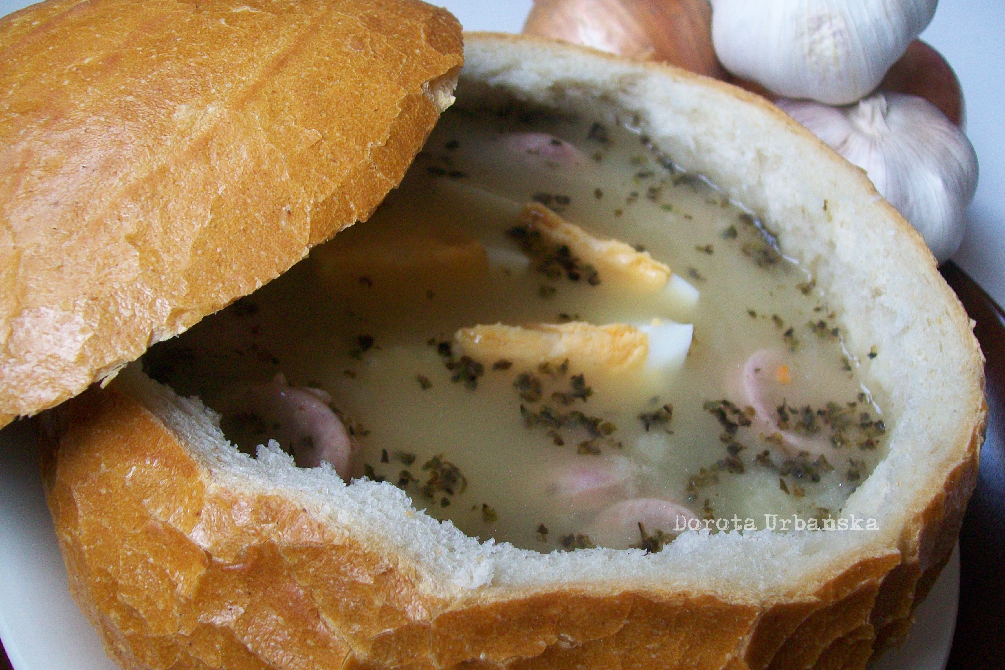 Гзика - это белый сыр с добавлением лука, зеленого лука, кислого, гусиного крема, соли и перца
